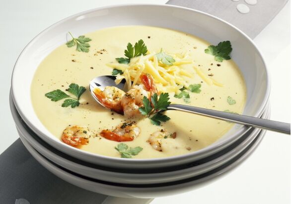 Un pranzo dietetico mediterraneo potrebbe includere crema di formaggio e zuppa di pesce. 